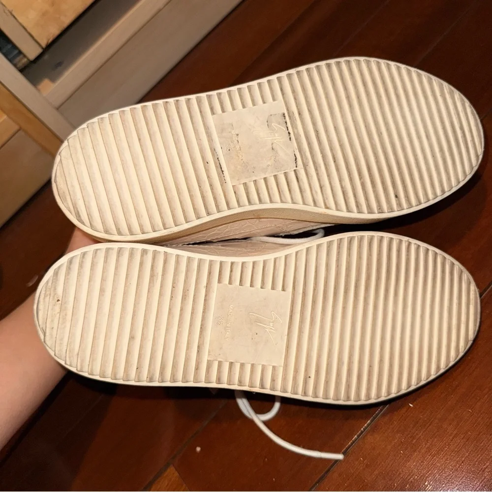 Giuseppe Zanotti gently used